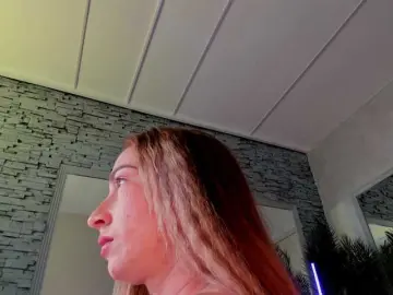 Reina-Cummings  live sex cam