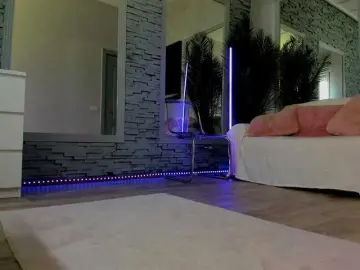 Reina-Cummings  live sex cam