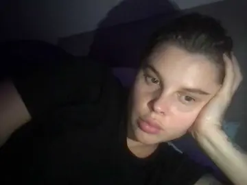 Karolina33a  live sex cam