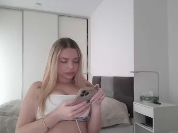 Blondie8853  live sex cam