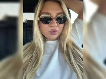 Kotofeyka1  live sex cam