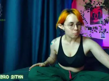 Tricky-Kitsune  live sex cam