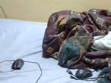 Petitepussie1  live sex cam