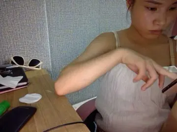 Lynny-1  live sex cam
