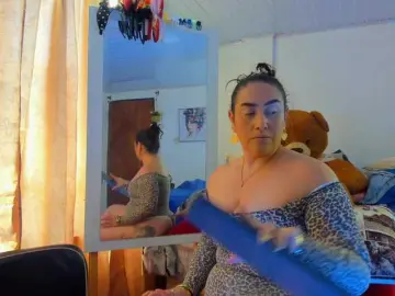 MeganHotCurvy  live sex cam