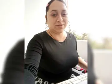 Queen-Yess  live sex cam