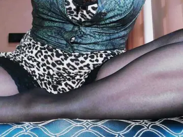 Va-len-cia  live sex cam