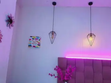 Melannyy--  live sex cam