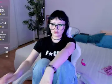 Alice-chained  live sex cam