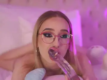 EmmaNaughtiness  live sex cam