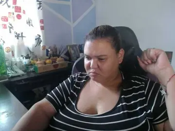 Beautifulchubbyqueen  live sex cam