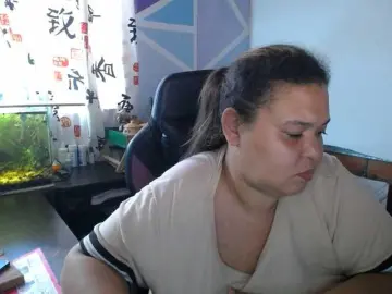 Beautifulchubbyqueen  live sex cam