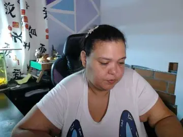 Beautifulchubbyqueen  live sex cam