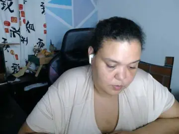 Beautifulchubbyqueen  live sex cam