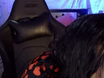 Letty33  live sex cam