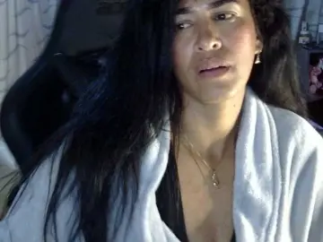 Letty33  live sex cam