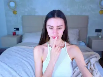 SnowWhiteee  live sex cam