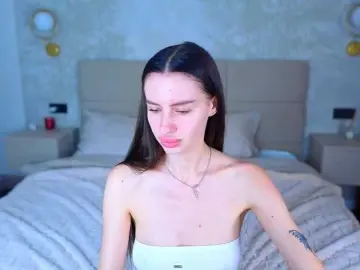 SnowWhiteee  live sex cam