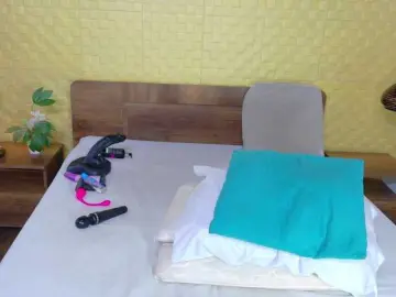 Curvynaomhy  live sex cam