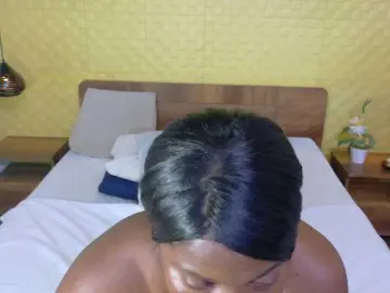 Curvynaomhy  live sex cam