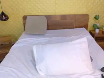 Curvynaomhy  live sex cam