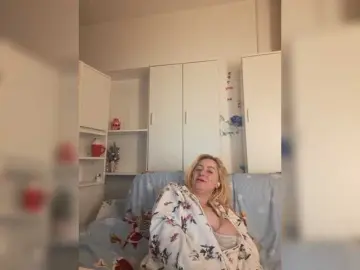 Carolynesyera  live sex cam