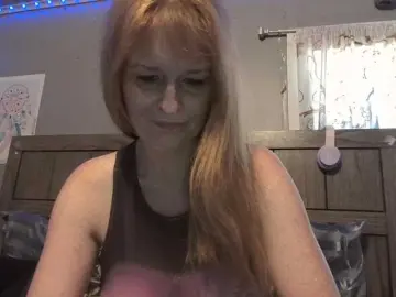 Pizzedwife  live sex cam