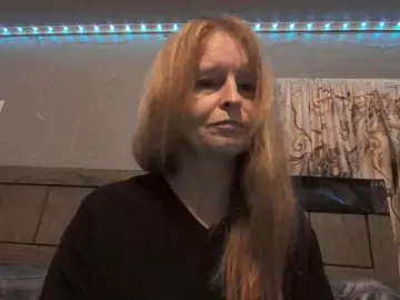 Pizzedwife  live sex cam