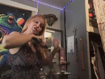 Pizzedwife  live sex cam