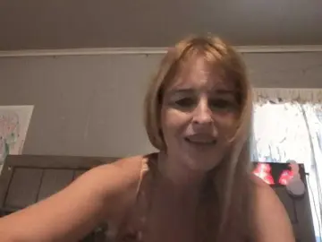 Pizzedwife  live sex cam
