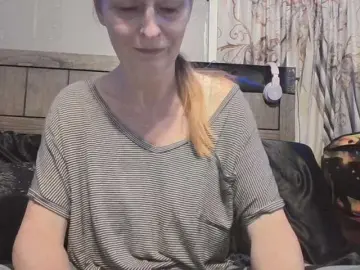 Pizzedwife  live sex cam