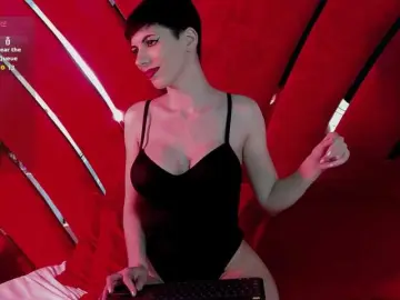 RoxxyRouge  live sex cam