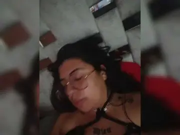 Winniebeez  live sex cam