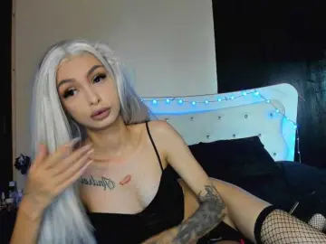 Yanissa100  live sex cam