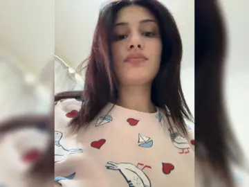 Sexxygirll2  live sex cam