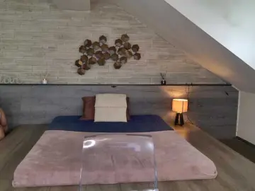 Hornybe3  live sex cam