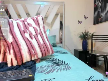 Candy-skyy  live sex cam