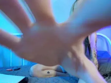 Leyaaftermidnight  live sex cam