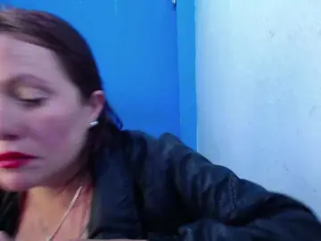 Carolinhe  live sex cam