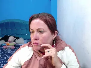 Carolinhe  live sex cam