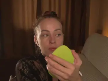 BlackWidow22  live sex cam