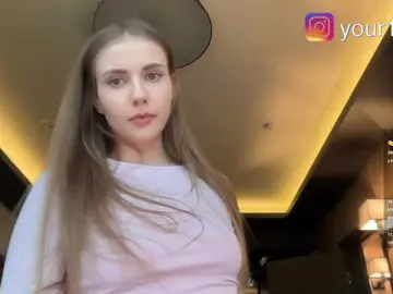 -VikkiL0vesCheese-  live sex cam