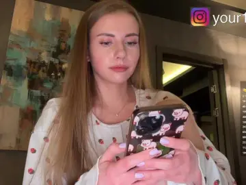 -VikkiL0vesCheese-  live sex cam