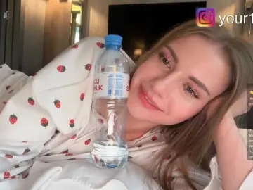 -VikkiL0vesCheese-  live sex cam