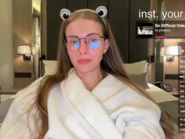 -VikkiL0vesCheese-  live sex cam