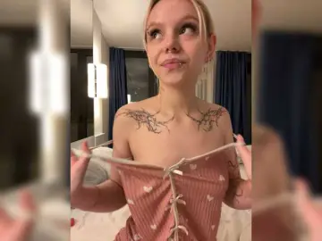 Vikamoon  live sex cam