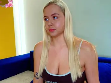 Julia-Robertson  live sex cam