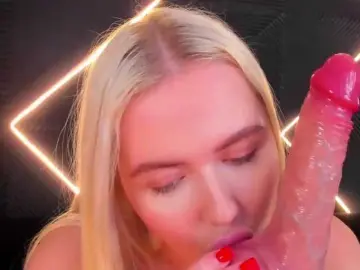 Julia-Robertson  live sex cam