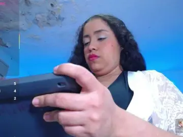 Cristal-horny19  live sex cam