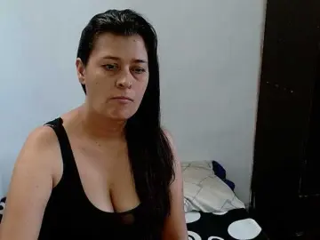 Adrianamilf  live sex cam